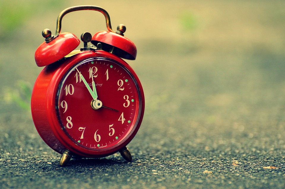 Đồng hồ báo thức là món quà ý nghĩa thay bạn gọi người yêu dậy vào mỗi buổi sáng