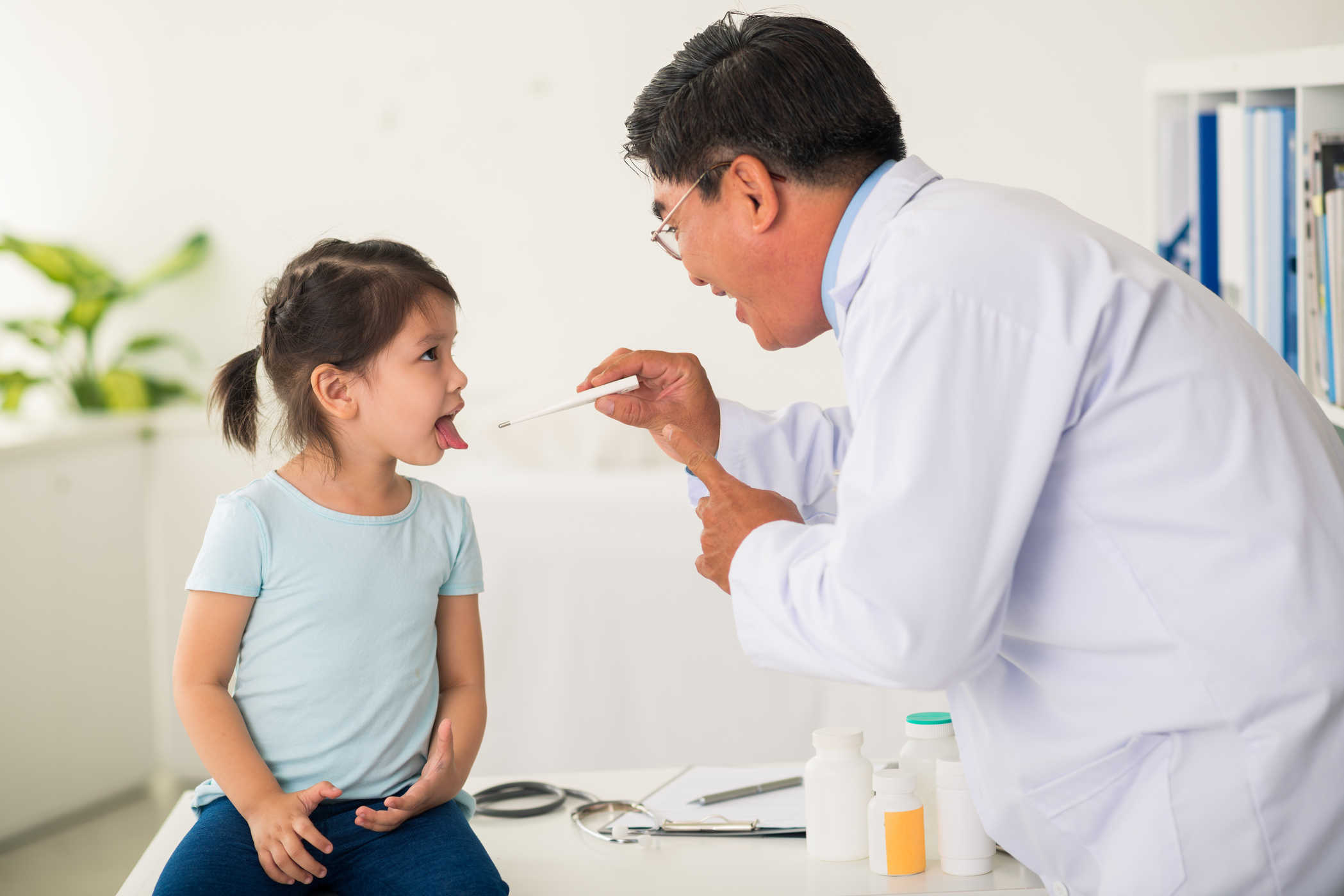 Cho trẻ khám bác sĩ kịp thời tránh tình trạng bệnh nghiêm trọng 