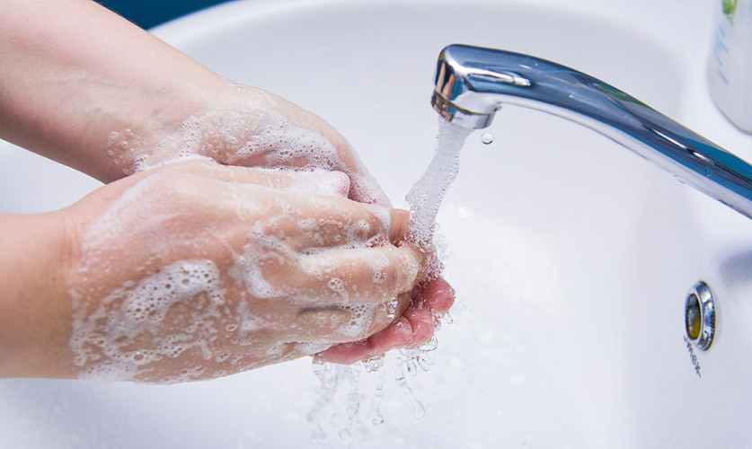 Rửa tay chân sạch là cách phòng ngừa bệnh tay chân miệng