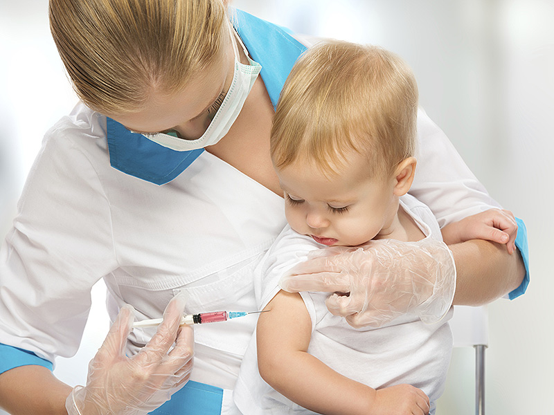 Cho trẻ tiêm vắc xin ngừa bệnh viêm não Nhật Bản B 