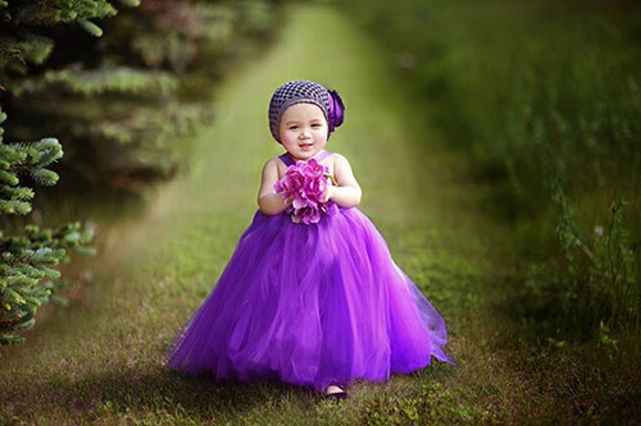 Chụp ảnh cho bé gái 1 tuổi với trang phục màu tím đáng yêu