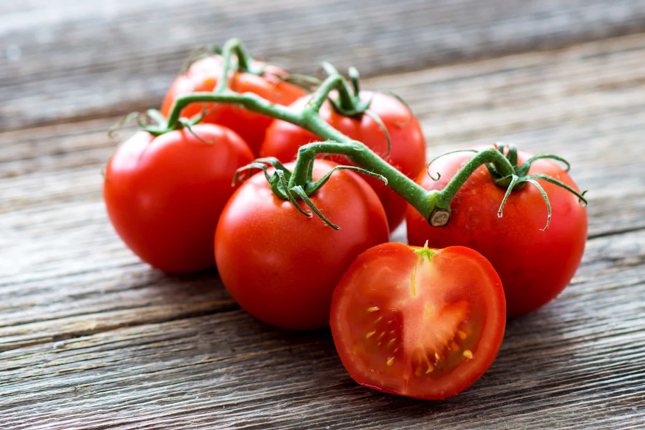 Cà chua có vị chua nhẹ, kích thích vị giác của bé 