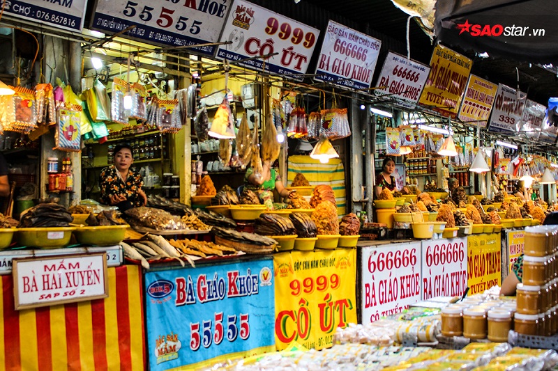 Rất nhiều gian hàng mắm nổi tiếng cho bạn tha hồ lựa chọn ở chợ mắm Châu Đốc