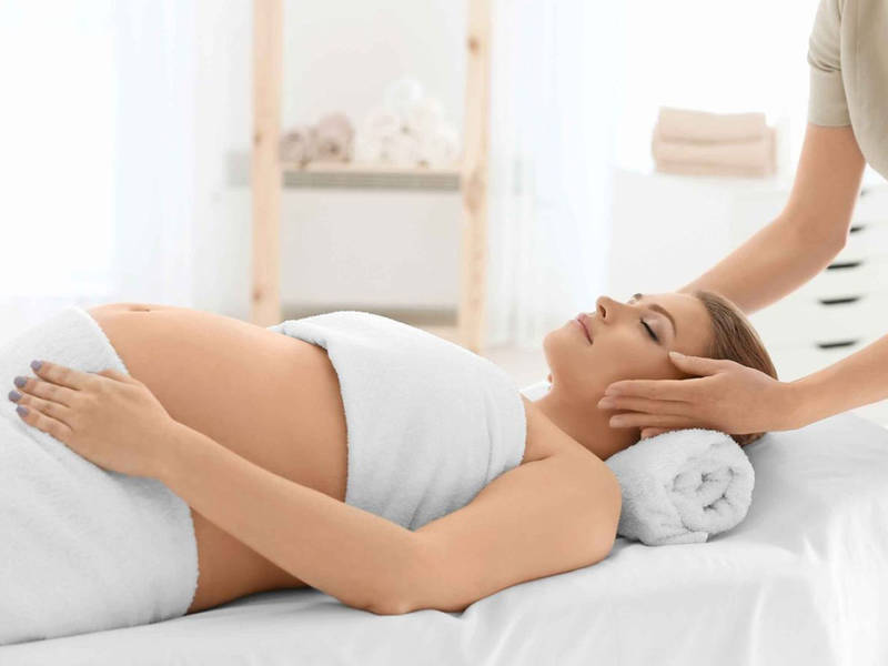 Các mẹ bầu chỉ nên thực hiện massage từ tháng thứ 4 trở đi