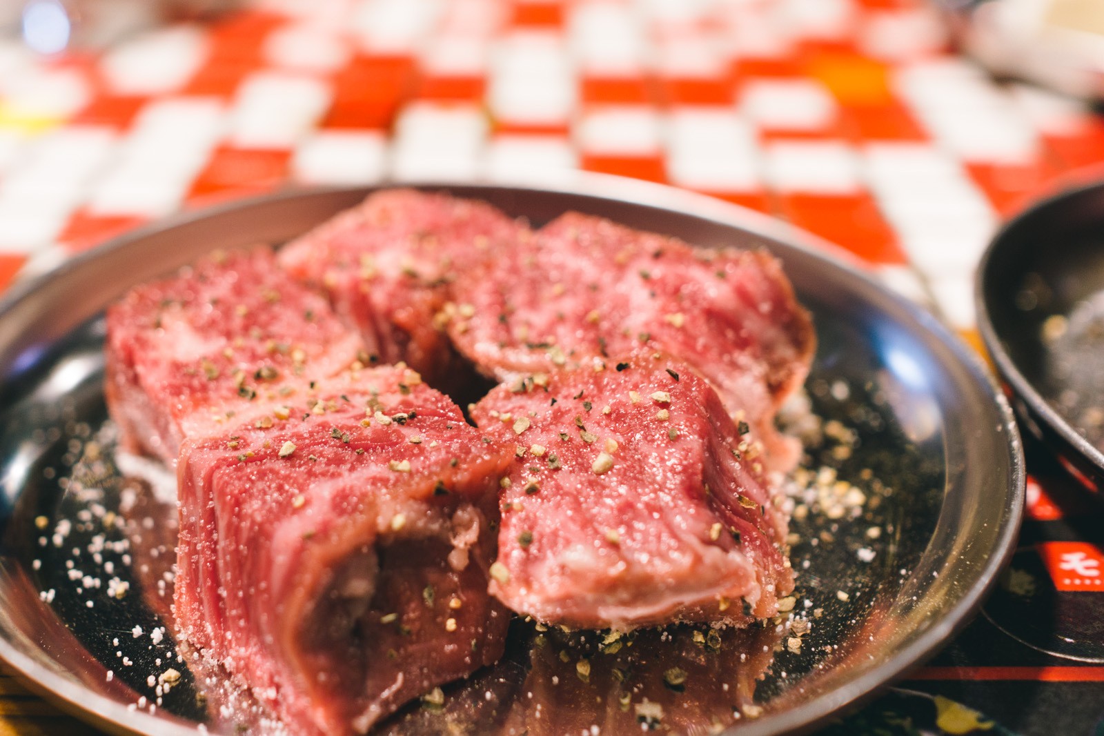 Ướp gia vị vào thịt bò và để ngấm trong một khoảng thời gian