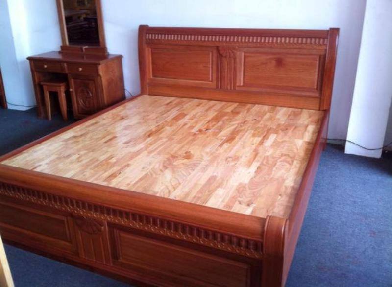 Giường làm từ gỗ xoan đào tự nhiên chắc chắn có độ bền cao (Nguồn: vatgia.com)