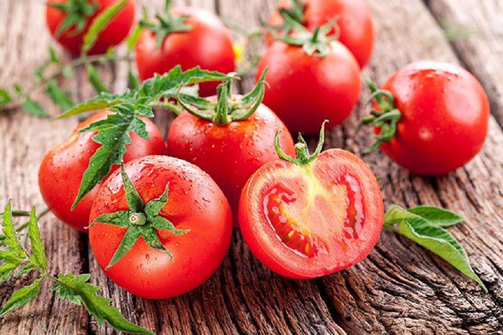 Ăn cà chua trong các bữa ăn là một trong những cách cung cấp vitamin K cho cơ thể 