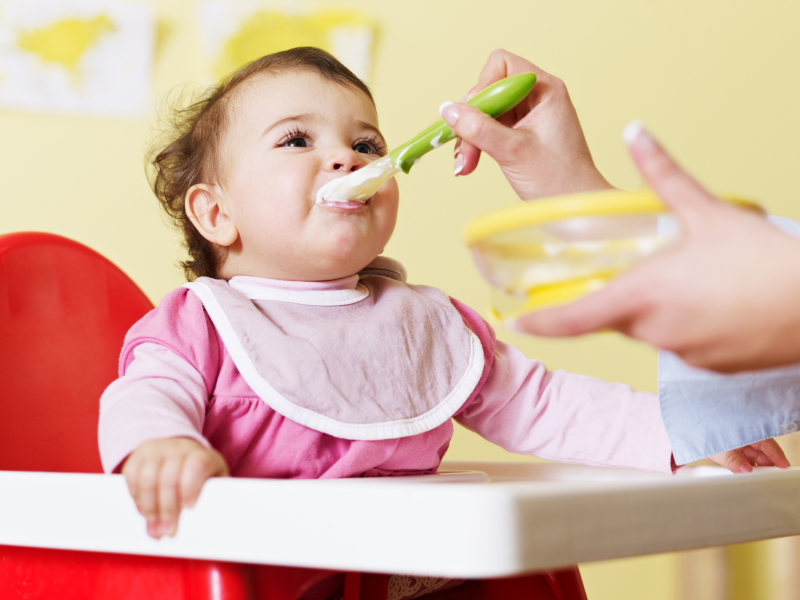 Cho trẻ uống nước ép cà rốt sẽ giúp chống lại nhiều loại bệnh tật