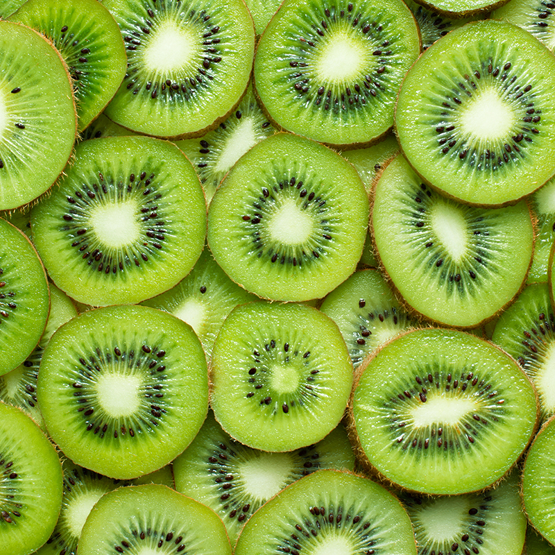 Vitamin C trong kiwi giúp đẩy lùi các gốc tự do