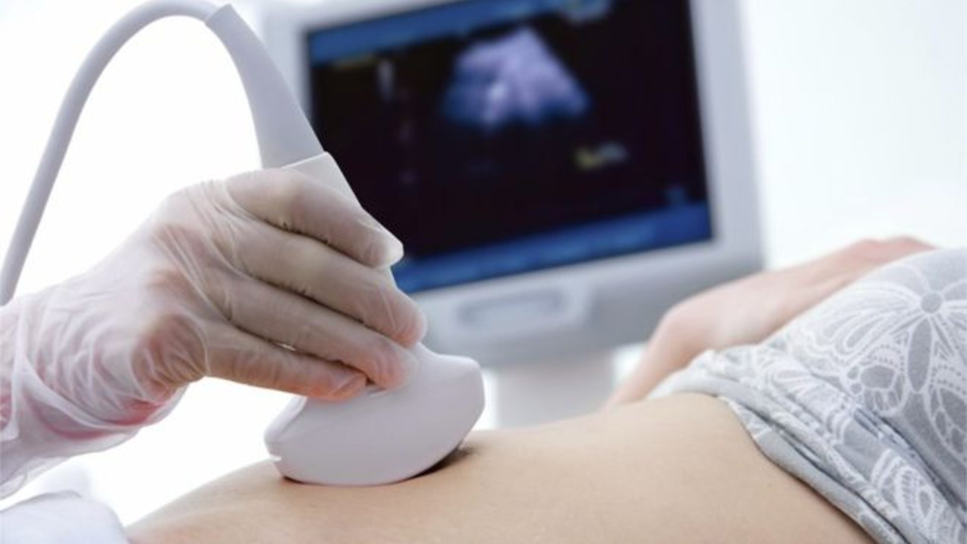 Khám thai thường xuyên theo chỉ định của bác sĩ để theo dõi tình trạng ổ bụng và thai nhi kịp thời 