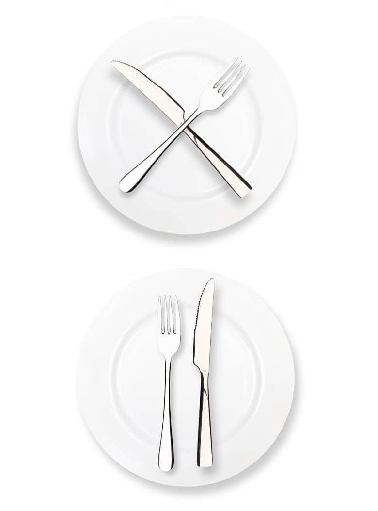 Ra dấu hiệu chữ “X” để người phục vụ dọn bớt đĩa (Nguồn: baomoi-photo-1-td.zadn.vn)