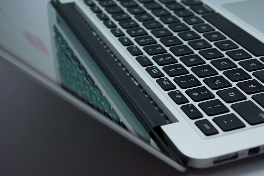 Loa ngoài của Macbook nằm ngay dưới màn hình và gần bàn phím 