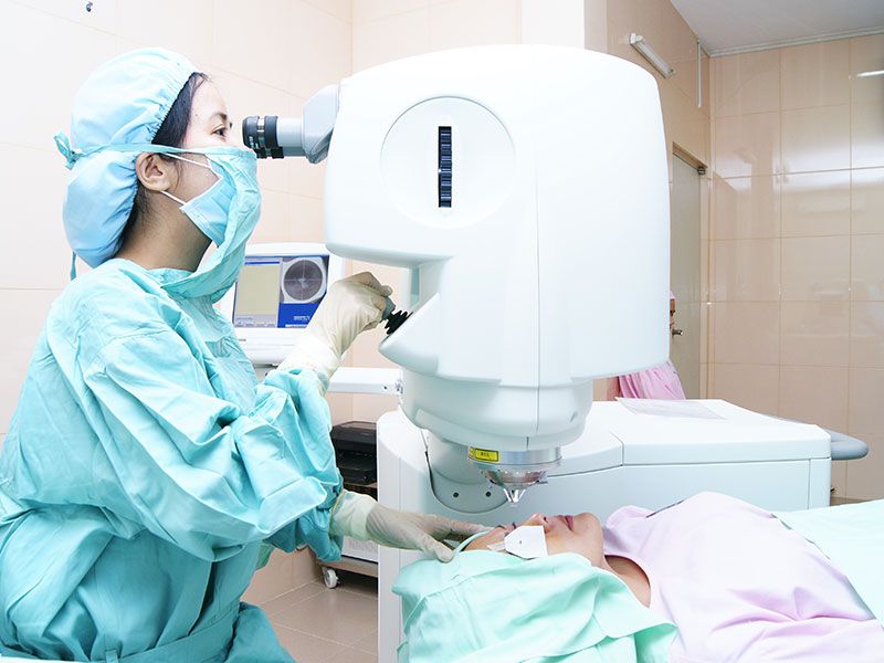Mổ mắt lasik được cho là phương pháp mổ an toàn, ít để lại di chứng hiện nay