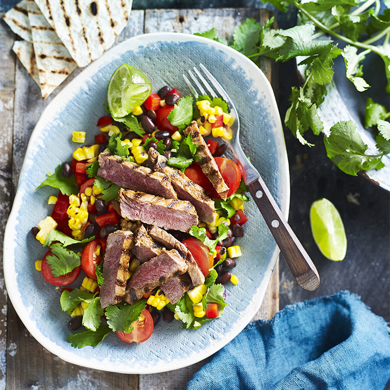 Salad thịt bò trộn chua ngọt kết hợp với các loại rau củ quả sẽ giúp bạn có một thực đơn giảm cân hấp dẫn đấy