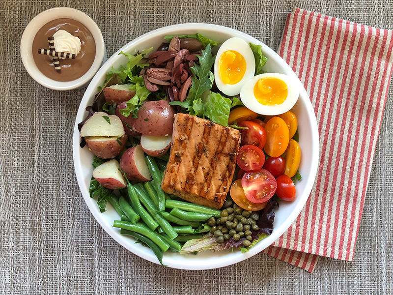 Salad cà chua trứng với nhiều protein và vitamin cần thiết cho cơ thể sẽ là món ăn lý tưởng cho bạn và gia đình mình 