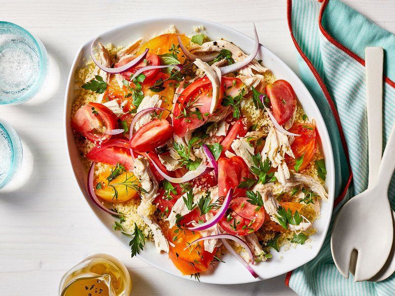 Salad cà chua thịt gà với hương vị thanh mát, bổ dưỡng sẽ phù hợp với những ngày trời nắng nóng, oi ả 