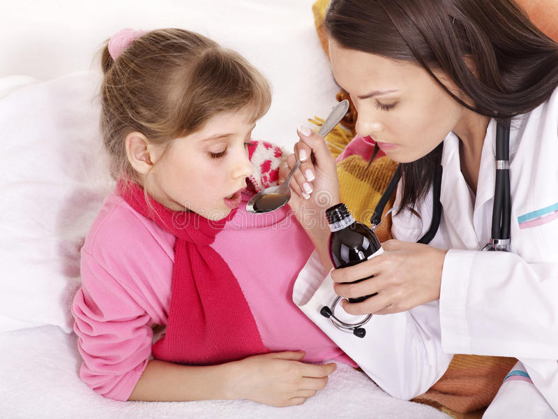 Hạ sốt giảm đau cho trẻ tránh biến chứng nhiễm độc thần kinh