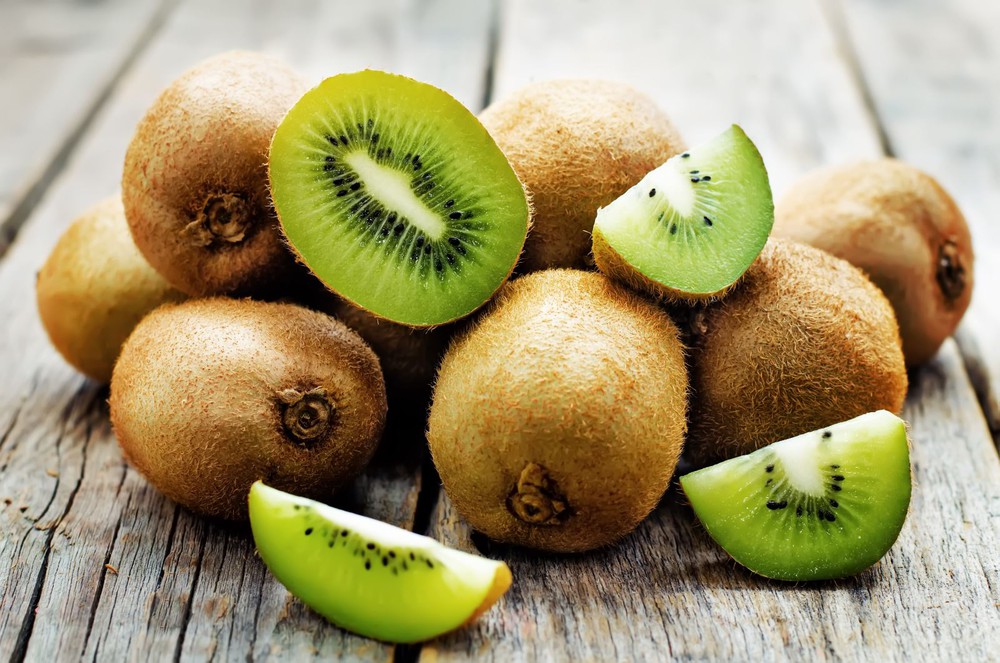 Gọt kiwi để nguyên vỏ giúp miếng kiwi đẹp, không bị nát