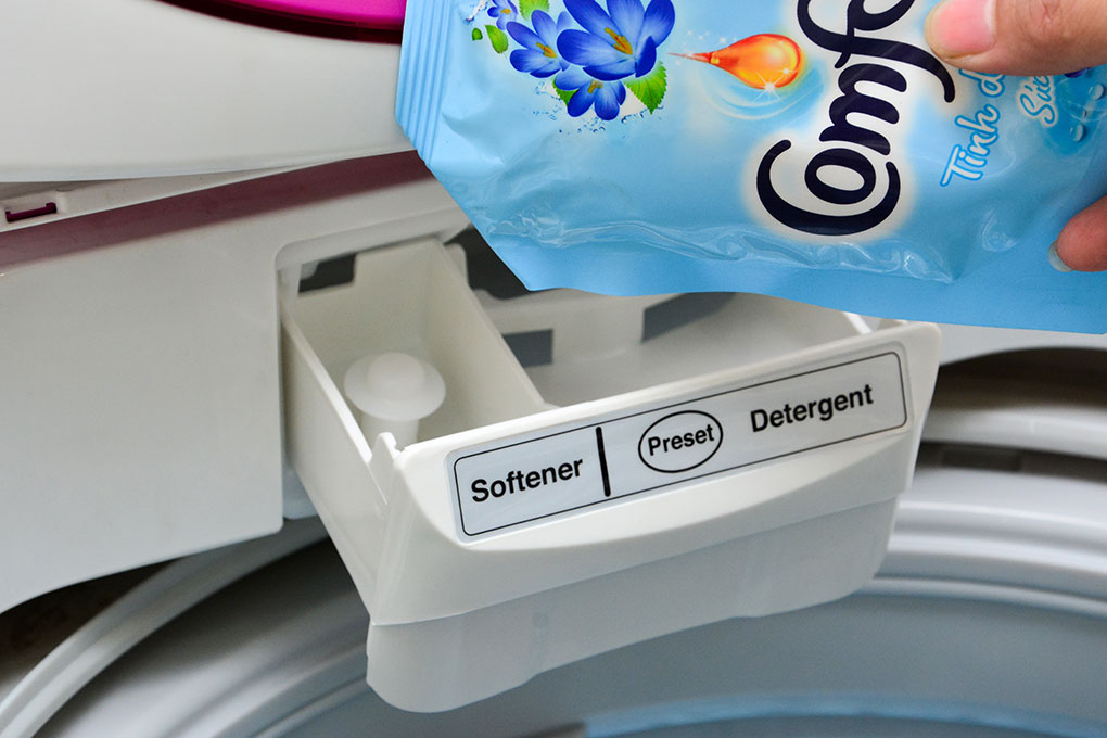 Sau mỗi lần giặt, hãy tháo ngăn đựng bột giặt và nước xả vải ra và rửa sạch những gì còn đọng lại