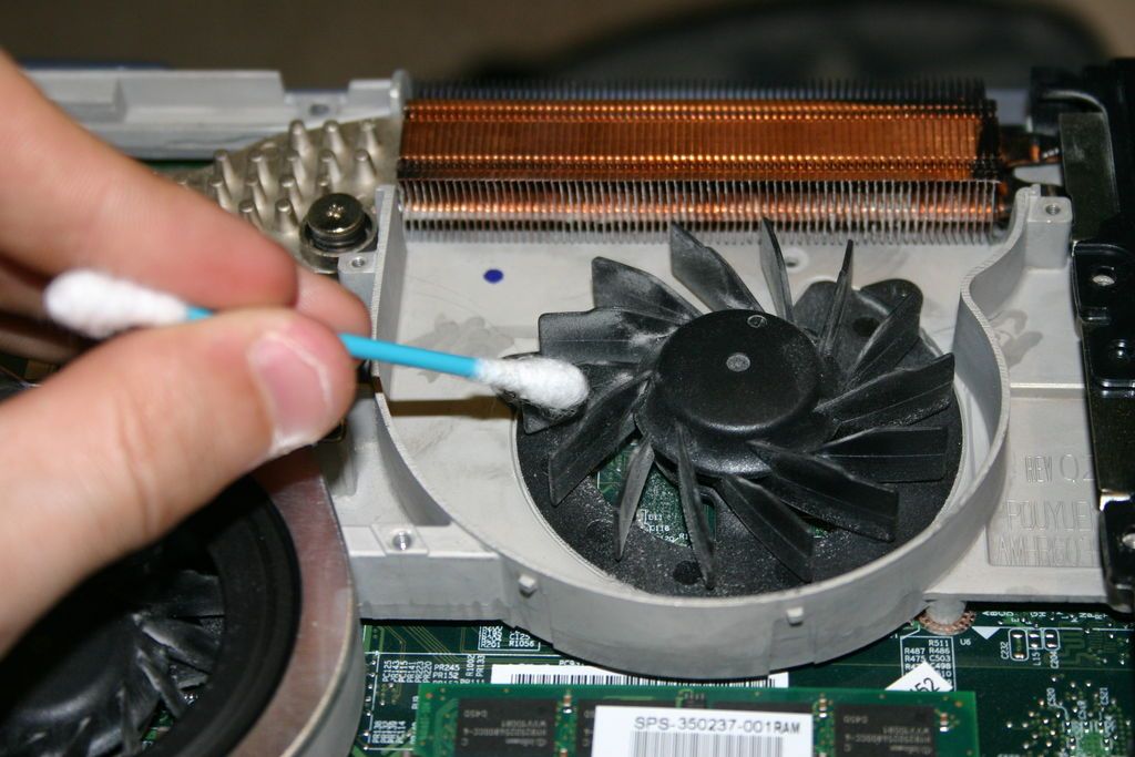 Thường xuyên vệ sinh sạch sẽ các bộ phận tản nhiệt giúp tăng độ bền laptop.
