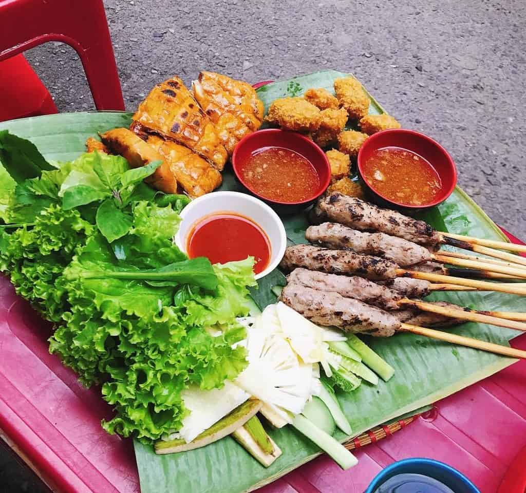  Quán ăn nổi tiếng ở Đà Nẵng thì không thể không kể tới quán nem lụi, bánh xèo Bà Dưỡng.