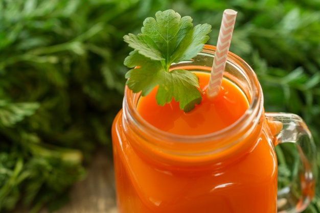Uống nước cà rốt rất tốt cho sự phát triển của thai nhi nhưng cũng không nên lạm dụng nhiều vì sẽ thừa vitamin A