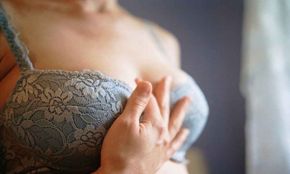 Ngực nặng nề và nhạy cảm hơn ở những tuần đầu mang thai