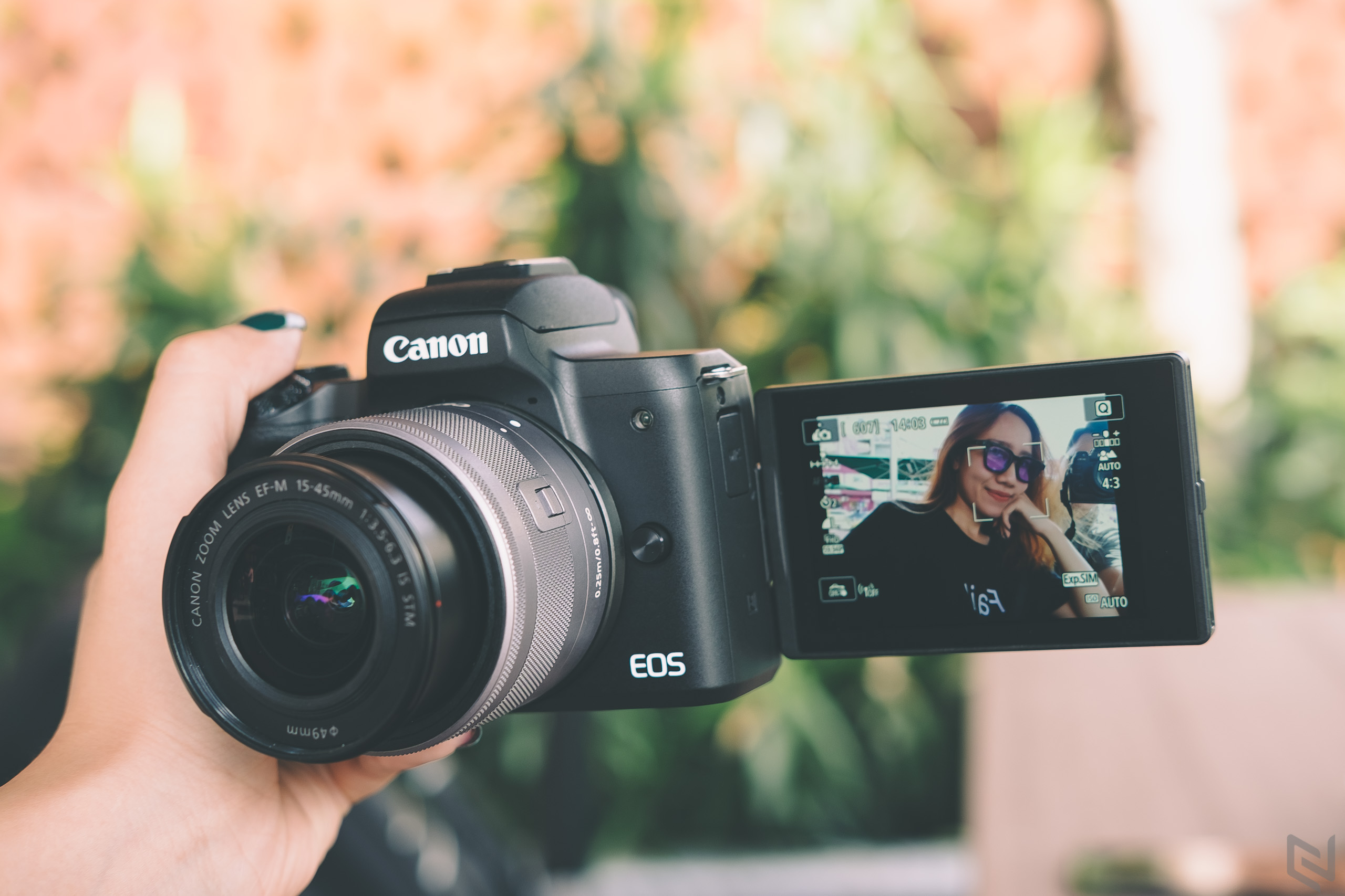 Canon M50 dễ dàng chụp ảnh Selfie với màn hình cảm ứng xoay