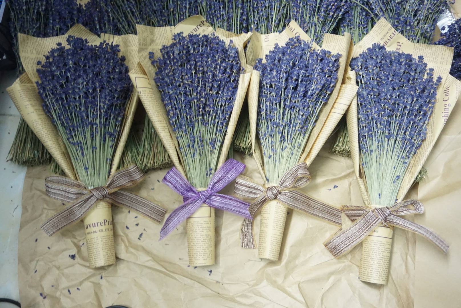 Bạn có thể tham khảo ngay mẫu hoa Lavender khô được cắm trong bình khá lạ mắt và đem đến hương thơm cho không gian được trang trí