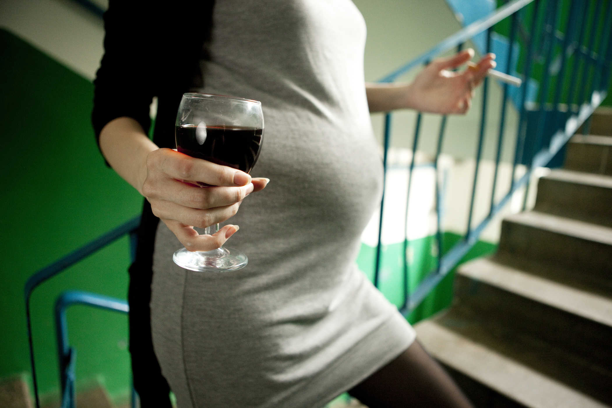 Rượu hay thuốc lá sẽ là tác động xấu đến hệ tiêu hóa cũng như ảnh hưởng thai nhi