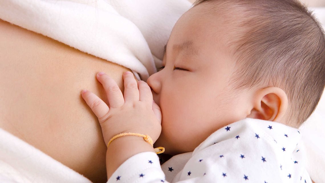 Không nên cho con cai sữa sớm để giúp bé khỏe mạnh cũng như ngực mẹ đẹp hơn