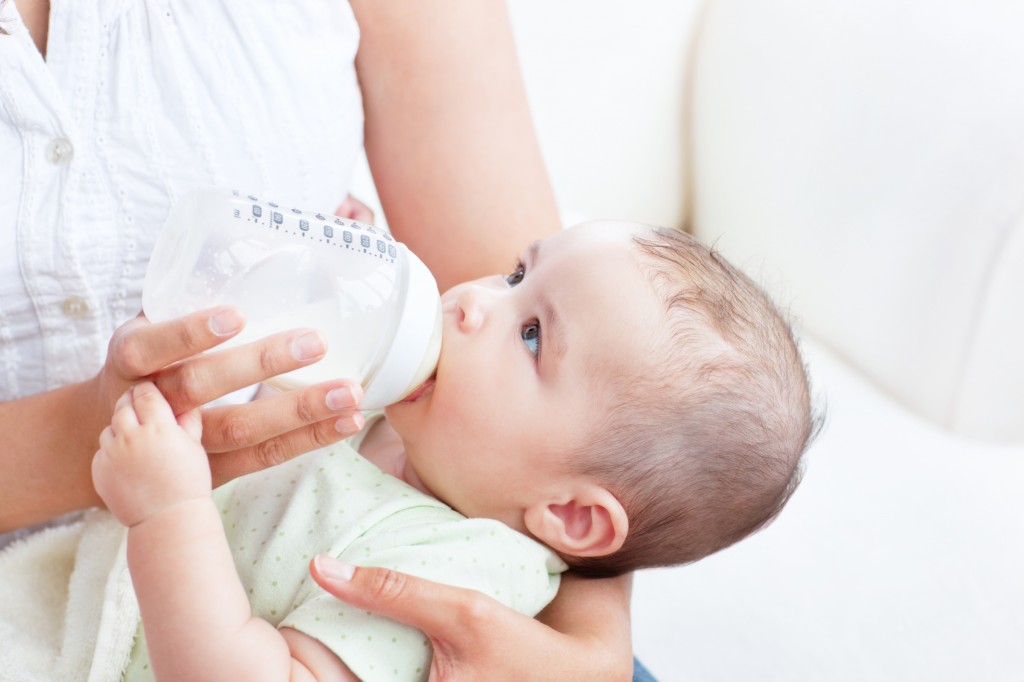Duy trì lượng nước trong cơ thể bé cũng là cách để hạn chế bệnh nghẹt mũi 