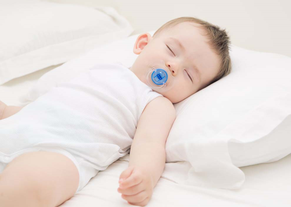Lựa chọn các loại gối mềm và kê cao một chút khi bé ngủ 