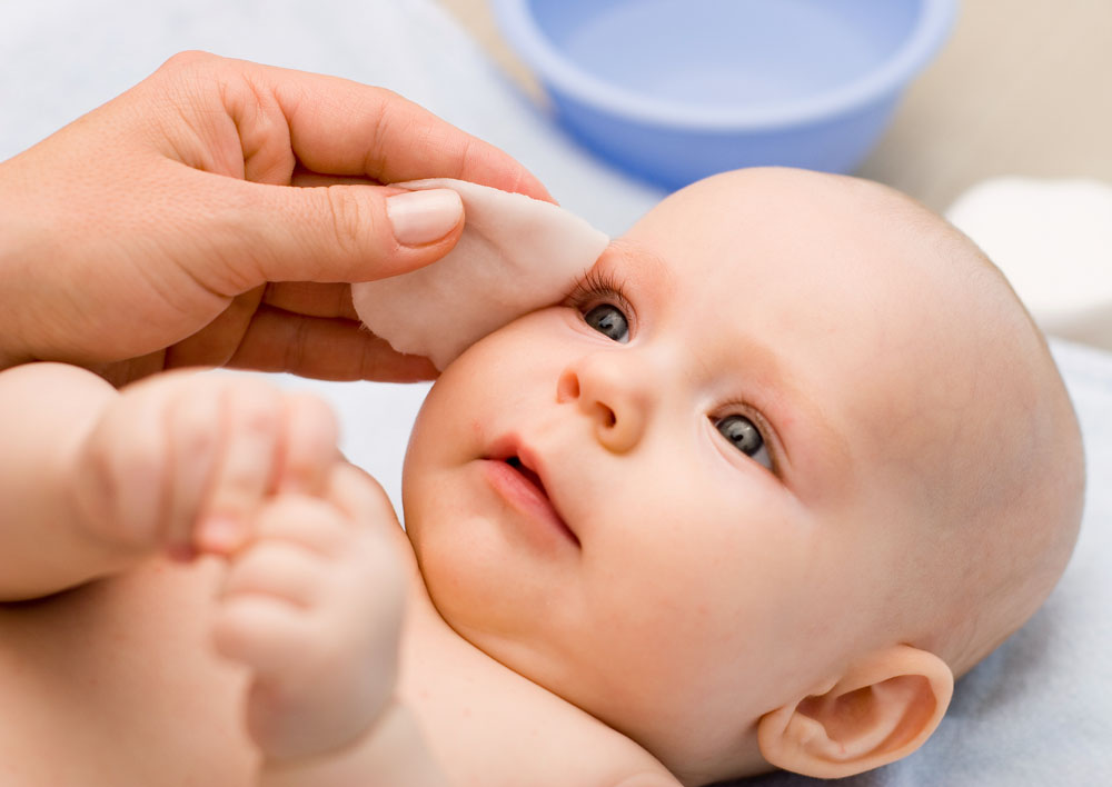 Vệ sinh cho bé sạch sẽ để tránh tình trạng vi khuẩn lây lan 