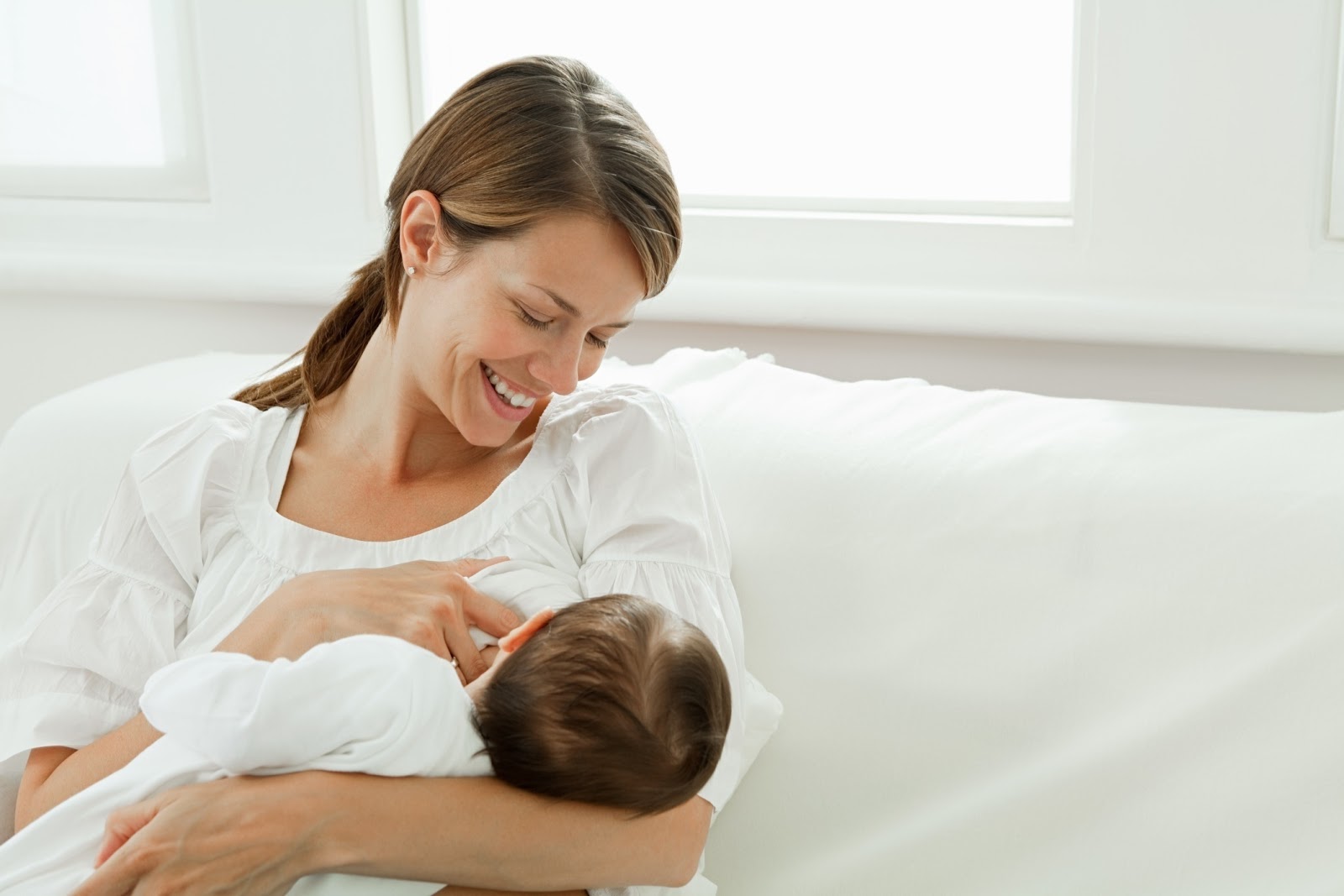 Sữa mẹ giàu dưỡng chất sẽ tăng sức đề kháng ngừa bệnh cho bé 