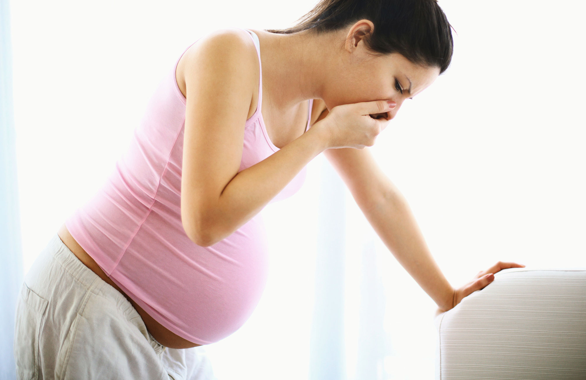 Mẹ bầu cần rất cảnh giác nếu cảm thấy đau đầu, chóng mặt, buồn nôn trong tháng đầu thai kỳ