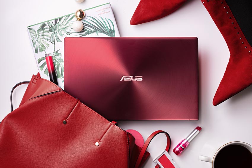 Asus Zenbook S màu đỏ Burgundy thời trang, kích thước nhỏ gọn vừa vặn túi xách của phái nữ