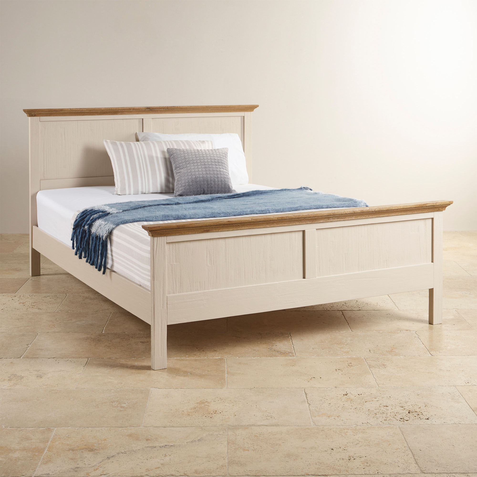 Với chiếc giường Cozino Sark này bạn có thể dễ dàng lau chùi sàn nhà khi cần thiết (Nguồn: google.com)