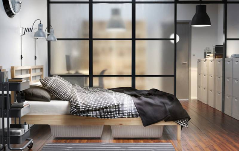 Chiếc giường được làm khung giường bằng gỗ thông và cây đà giữa đỡ bằng thép mạ kẽm nên rất chắc chắn và đẹp mắt (Nguồn: google.com)
