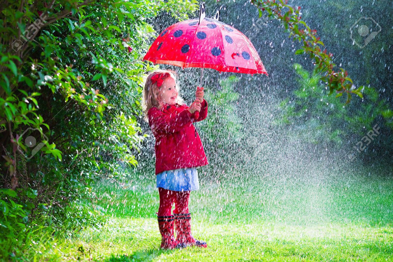 Một chiếc ô đi mưa đầy màu sắc sẽ giúp bé thích thú hơn 