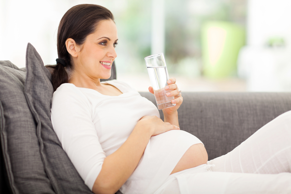 Mẹ bầu thiếu ối nên uống hơn 2 lít nước mỗi ngày