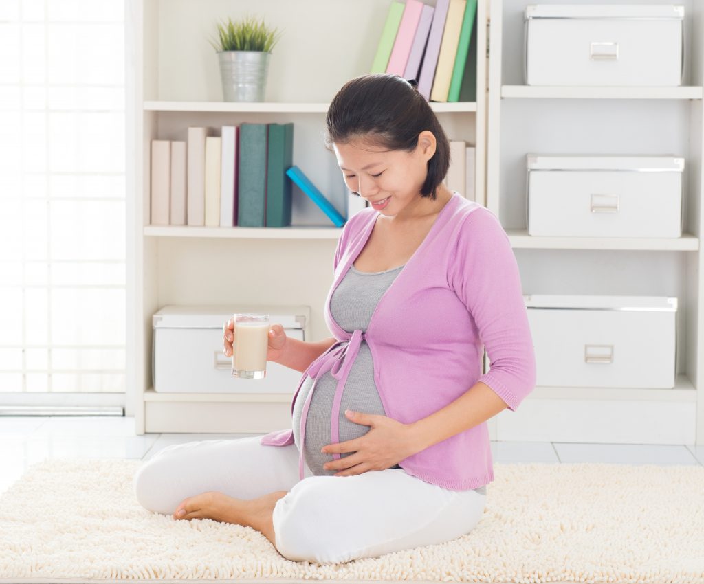 Sữa tươi không đường giúp mẹ bầu cải thiện tình trạng thiếu ối và tốt cho thai nhi