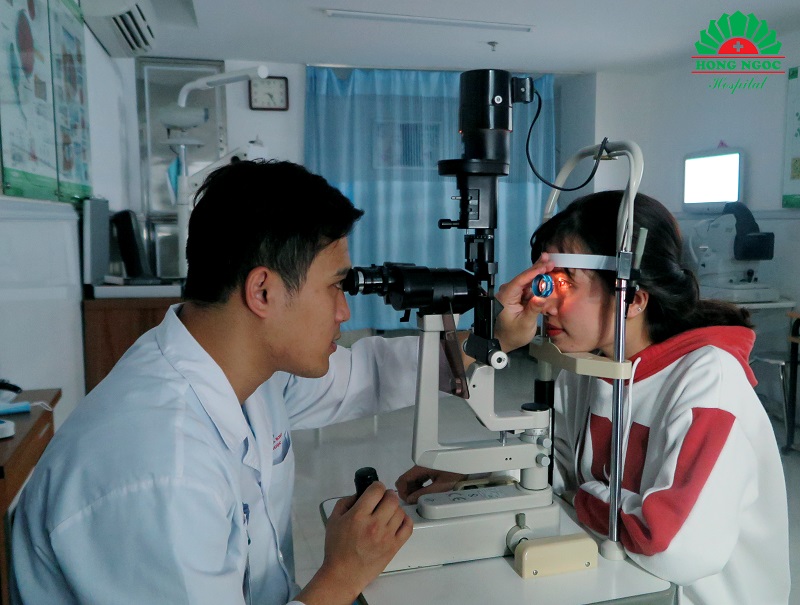 Bác sĩ Bệnh viện Hồng Ngọc kiểm tra mắt cho bệnh nhân