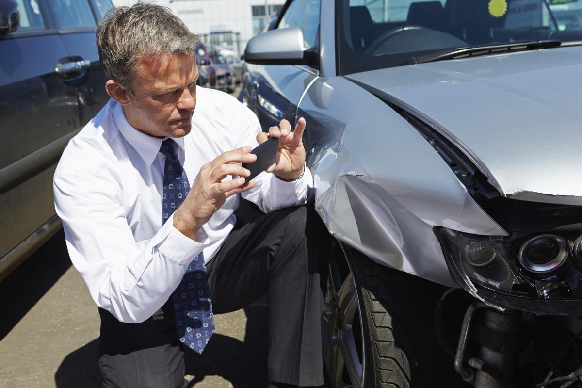 Công ty bảo hiểm tiến hành giám định xe ô tô sau khi gặp sự cố 