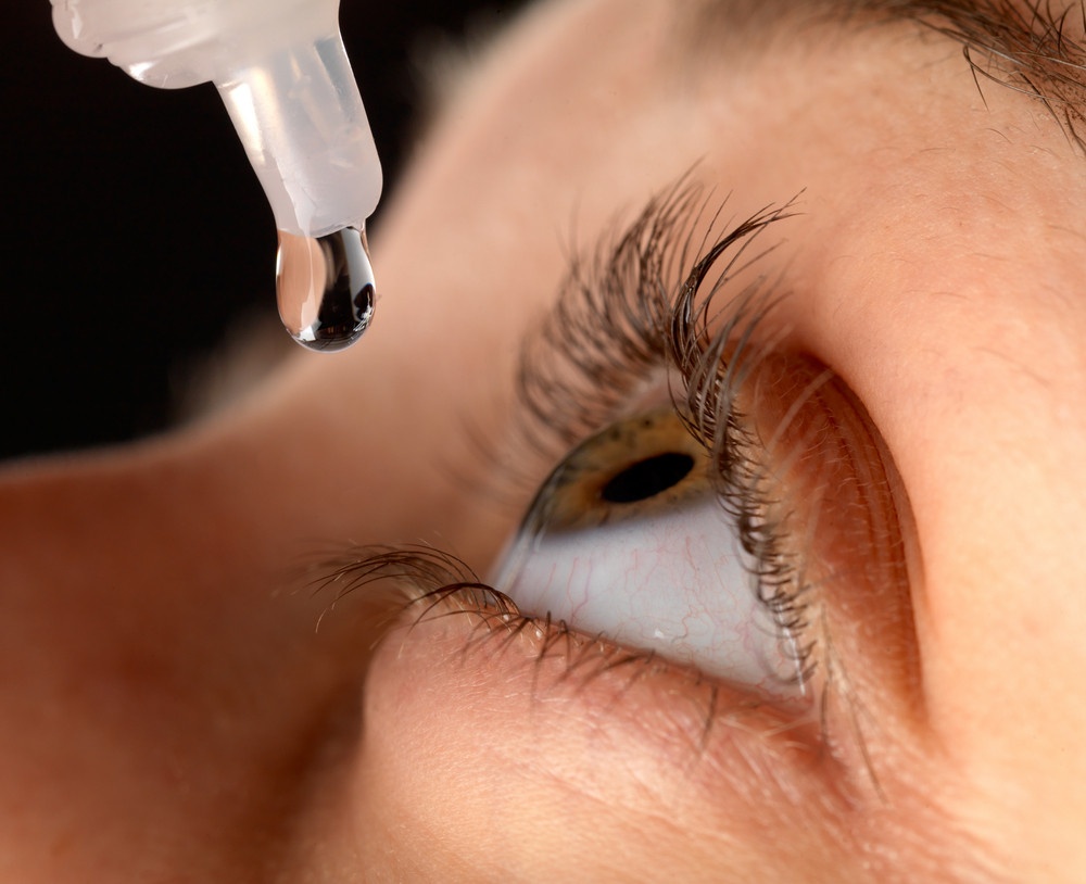 Bạn nên nhỏ mắt và vệ sinh mắt đều đặn bằng nước muối sinh lý khi bị đau mắt đỏ