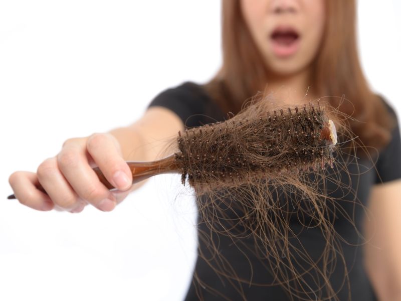 Rụng tóc là vấn đề thường thấy sau sinh