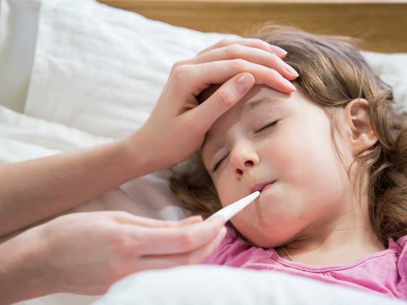 Trẻ em có thể bị sốt cao khi mắc quai bị