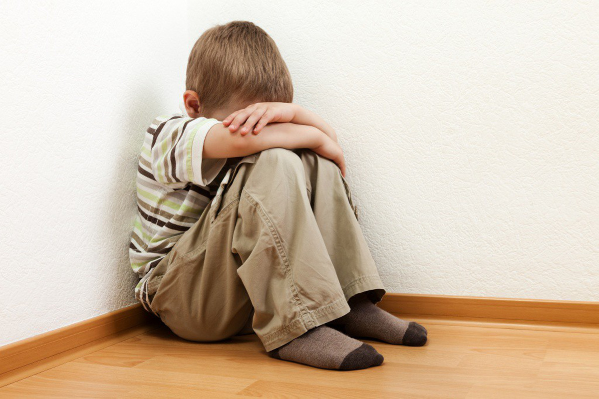 Trẻ ít được người thân quan tâm thường có dấu hiệu tự kỷ
