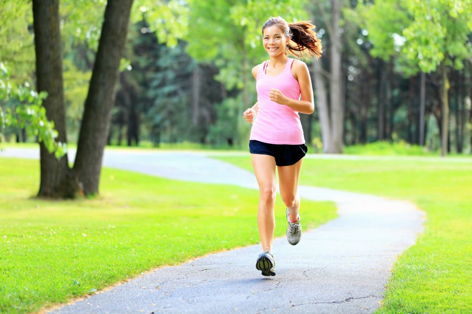Hãy thường xuyên tập luyện thể thao để tăng cường sức đề kháng giúp phòng bệnh u nang buồng trứng