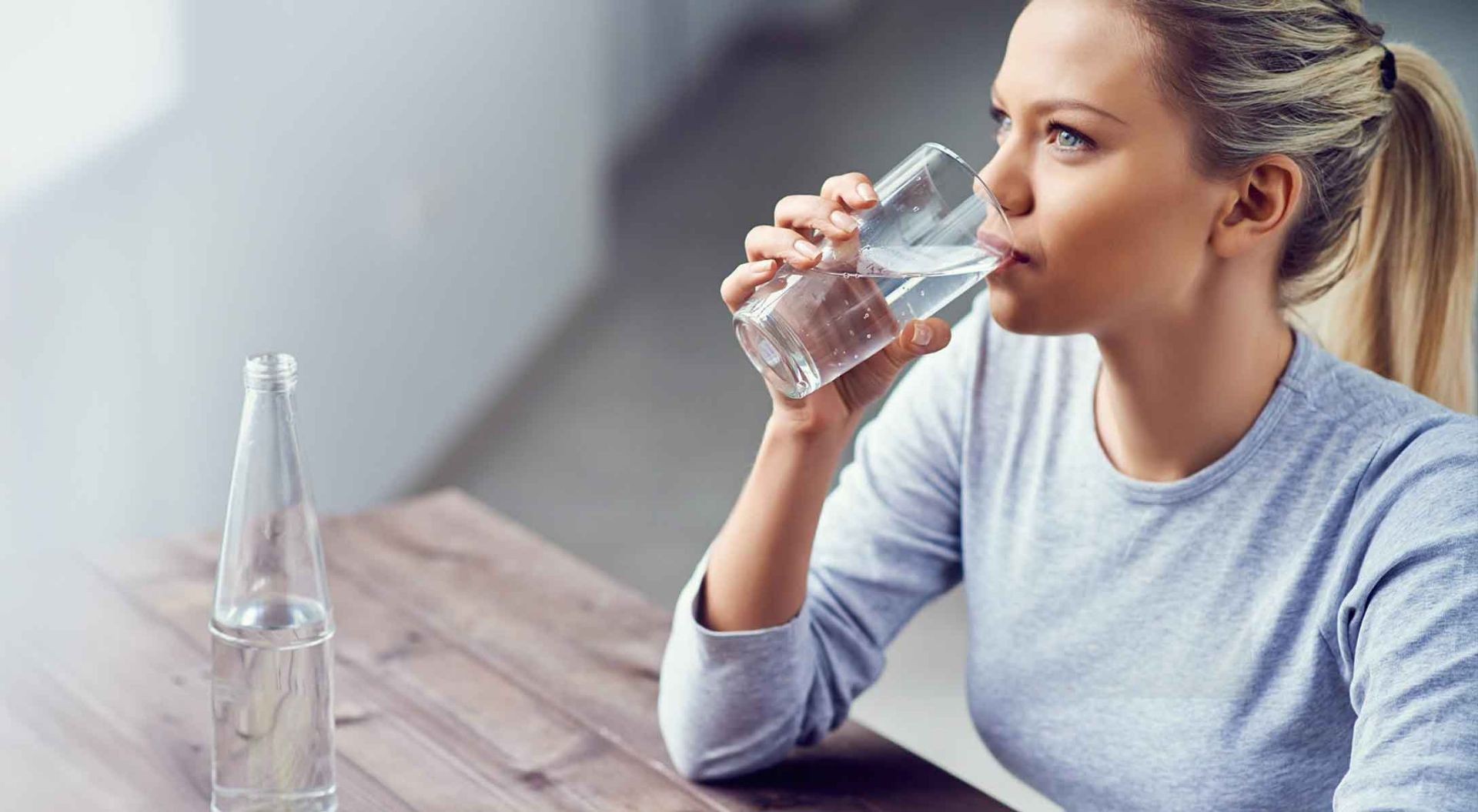 Người bệnh nên uống nhiều nước trong quá trình điều trị